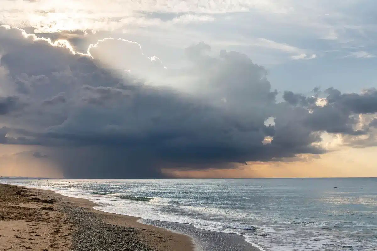 Plage méditerranéenne d'Ibiza avec eau turquoise et sable fin sous un ciel bleu dégagé