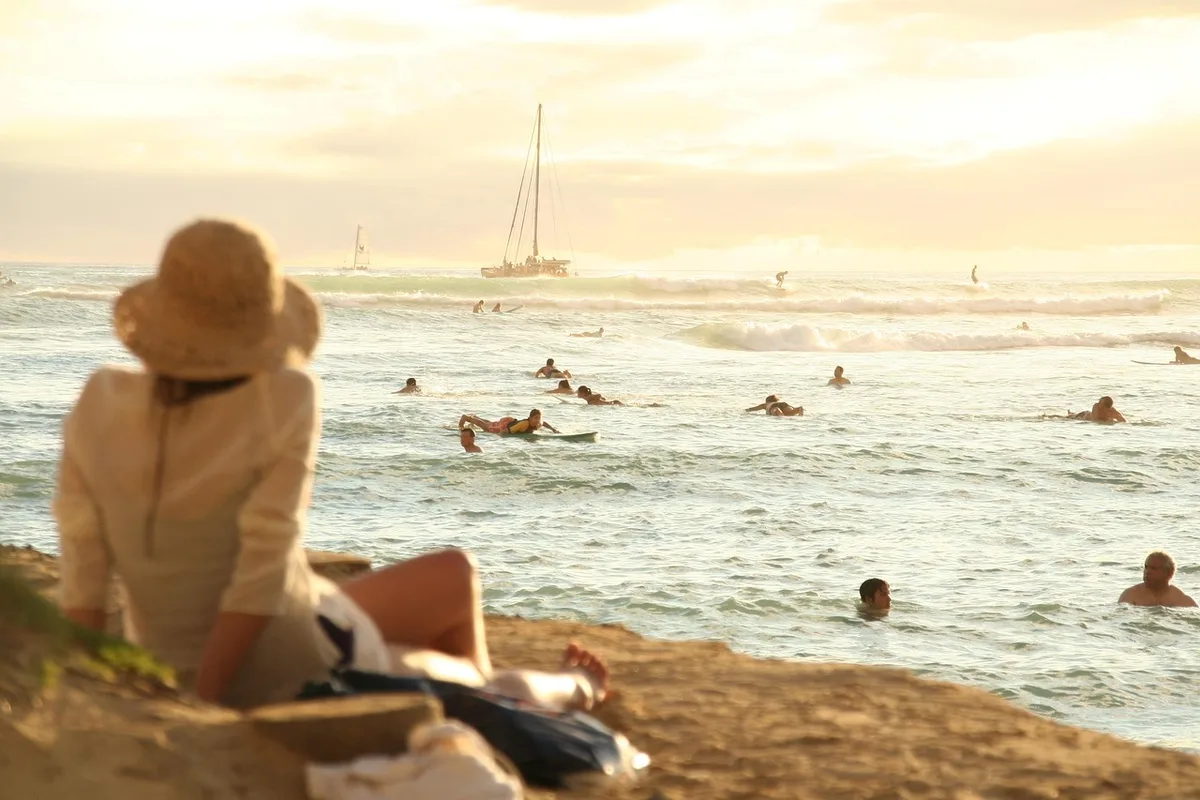 Baignade en eau chaude avec plage de sable et criques méditerranéennes