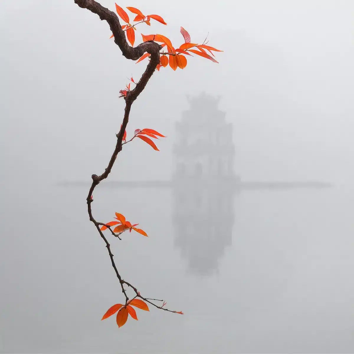 Pont rouge menant au Temple Ngoc Son sur le lac Hoan Kiem au matin