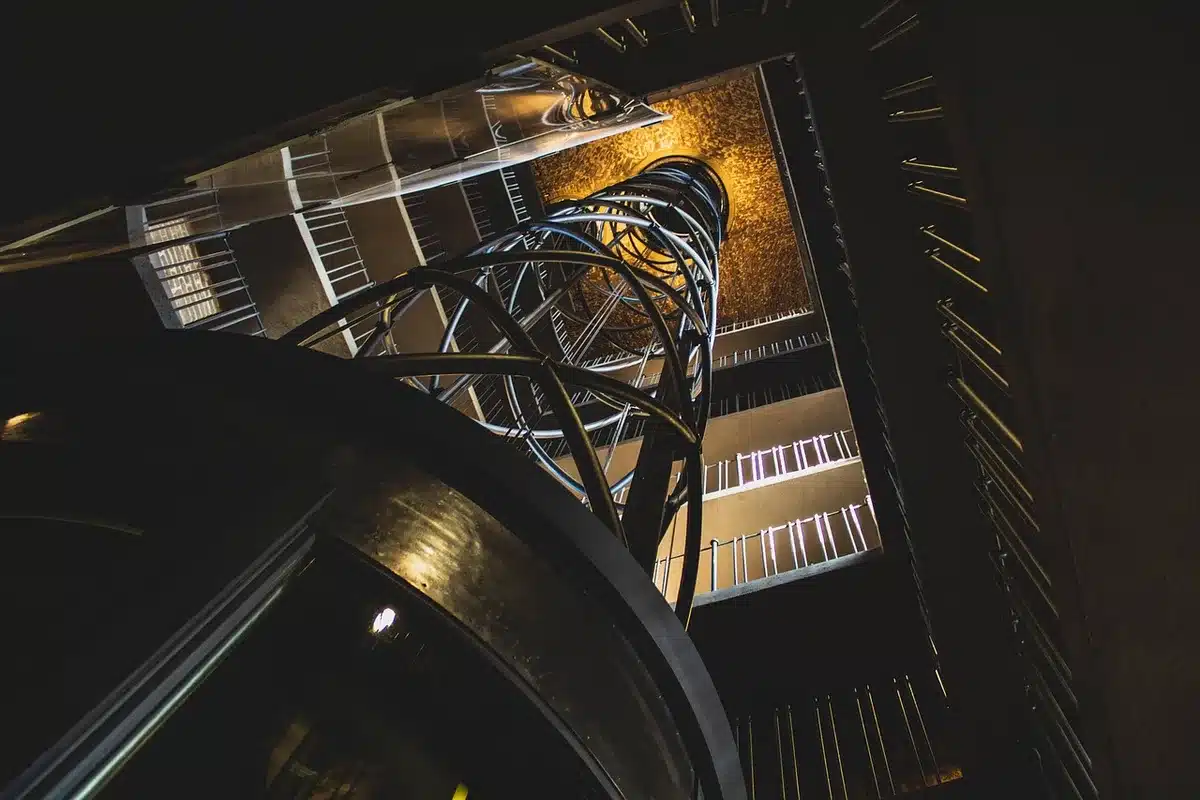 Intérieur d'un ancien réservoir d'eau reconverti en espace muséal, lumière du jour