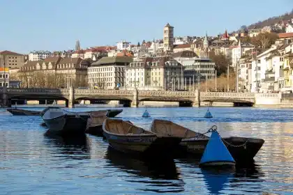 Promenade en journée le long du lac de Zurich avec façades colorées en arrière-plan