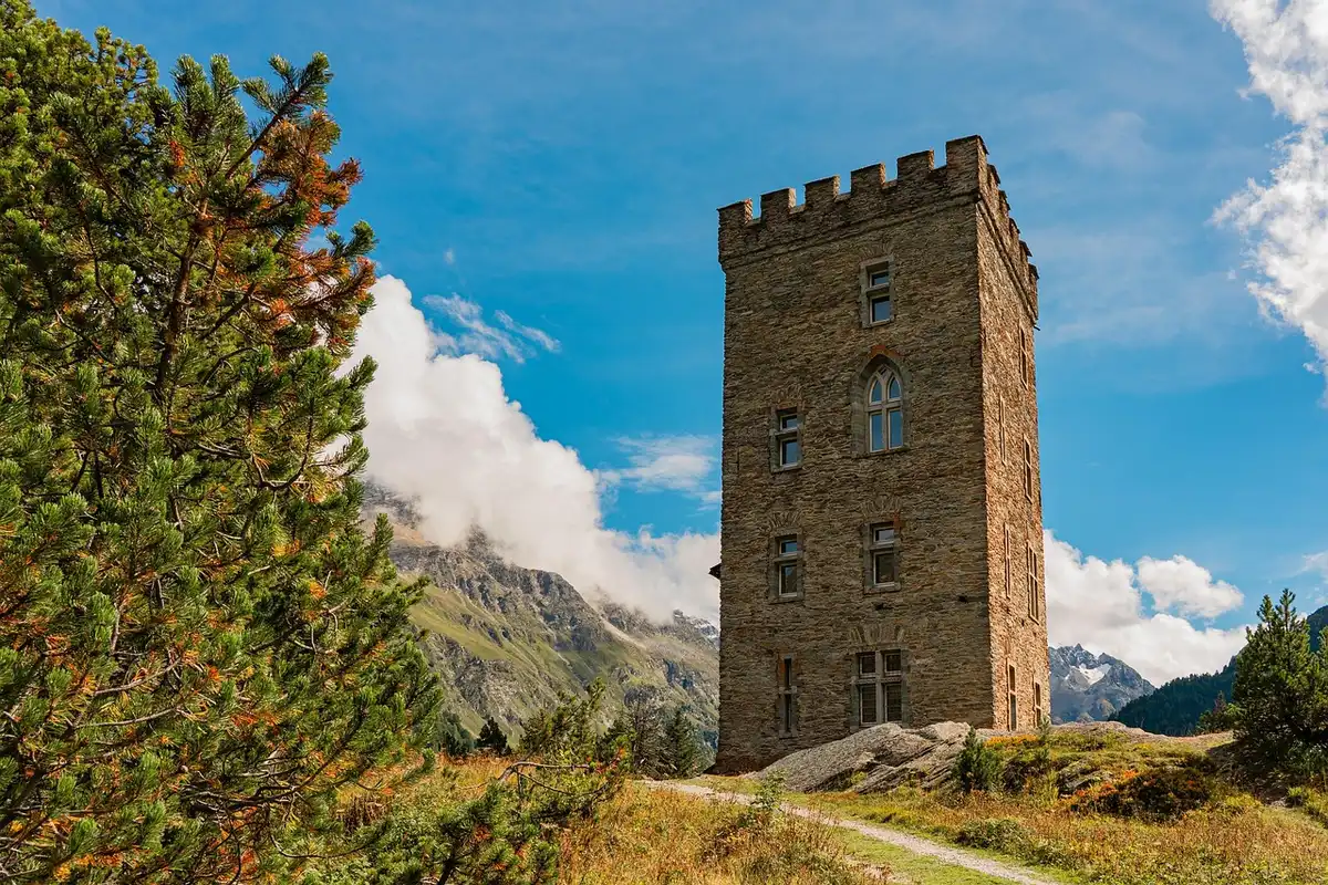 Château de Bourscheid en ruines perché sur un promontoire rocheux dominant la vallée