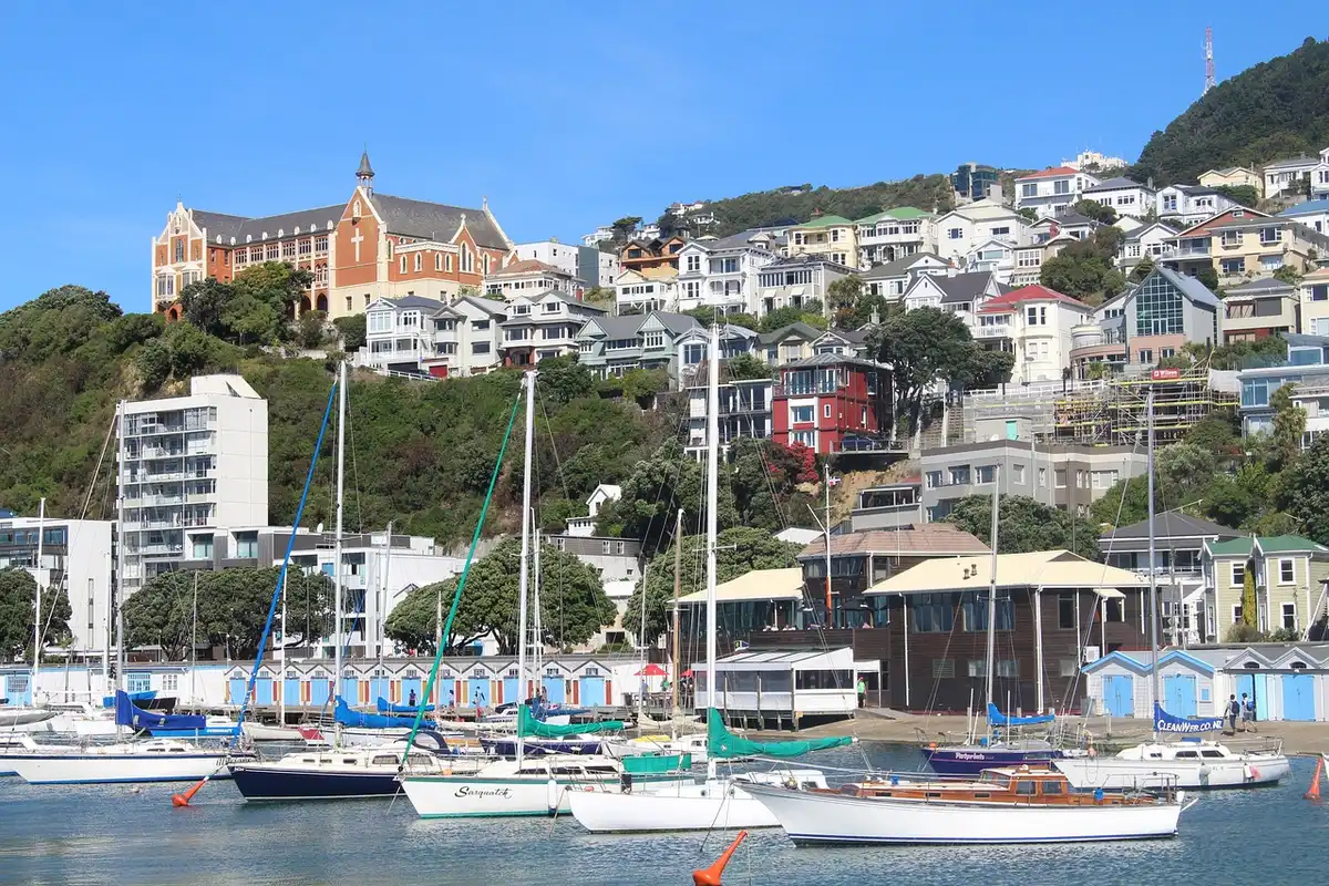 Pont d'un catamaran en mer avec passagers debout et ciel dégagé