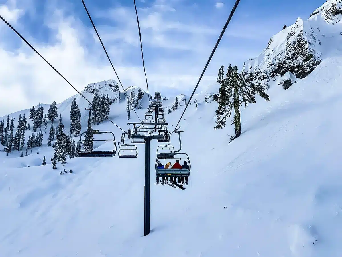 Skieur descendant une piste enneig&eacute;e du domaine des Portes du Soleil