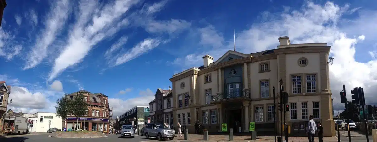 Façade gothique ornementée d'un hôtel de ville historique avec détails architecturaux fins