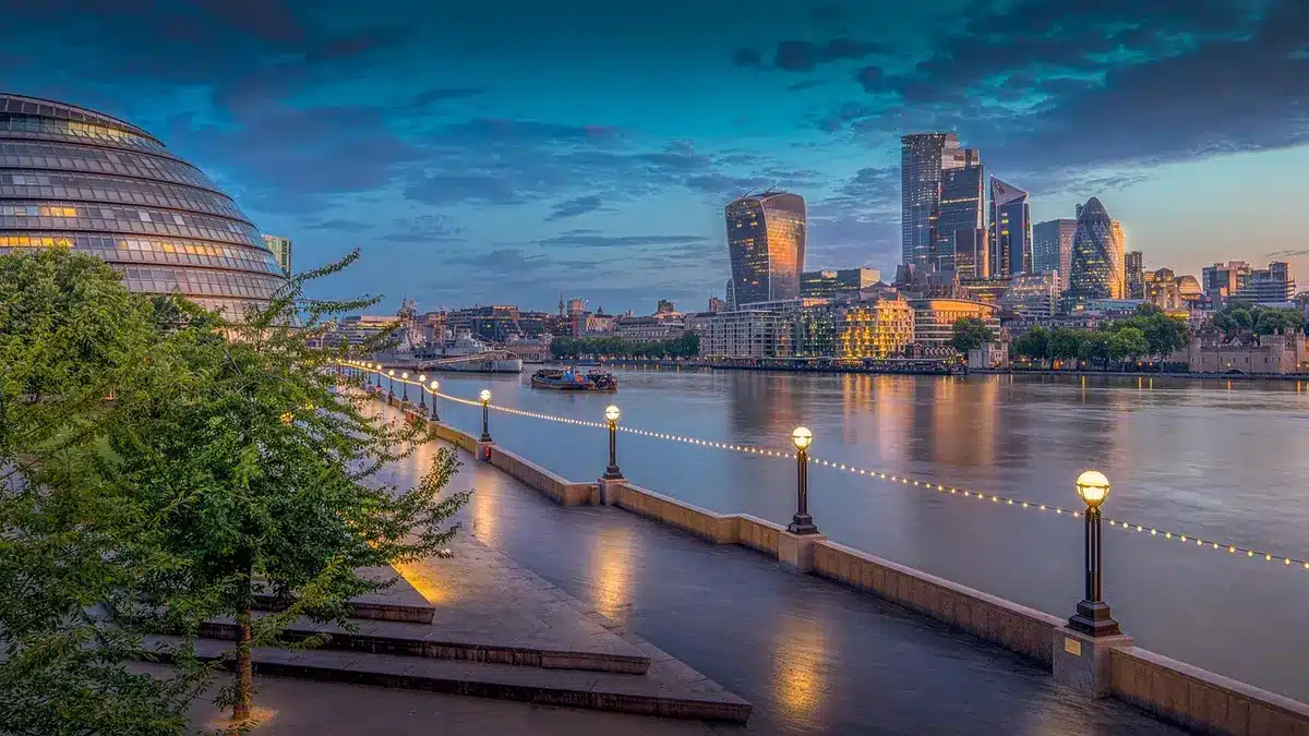 Vue sur un fleuve urbain avec architecture portuaire contemporaine et bâtiments modernes