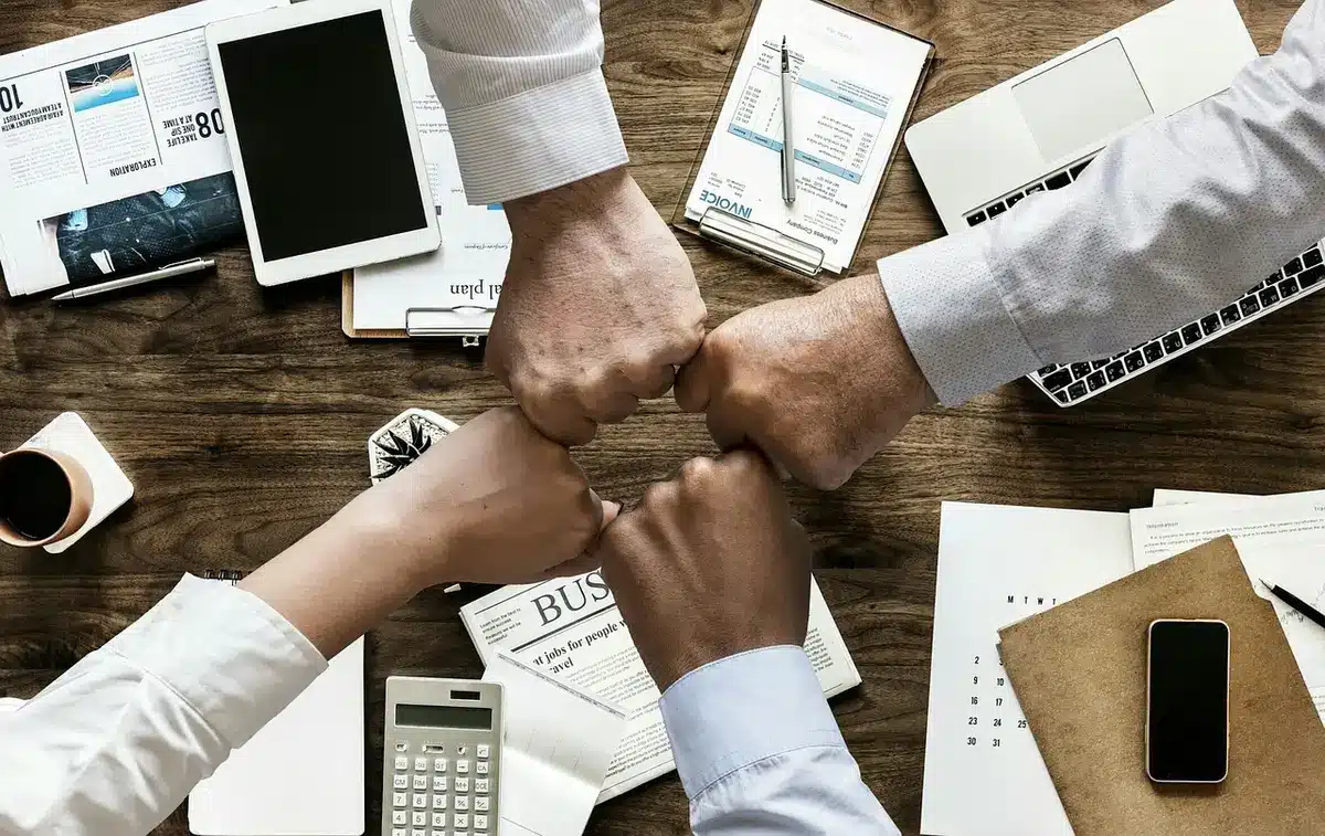 Réunion de crise avec communication d'urgence et cartes de zones sinistrées