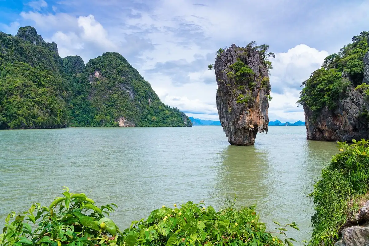 Îlots karstiques émergeant d'une mer turquoise dans la baie de Phang Nga