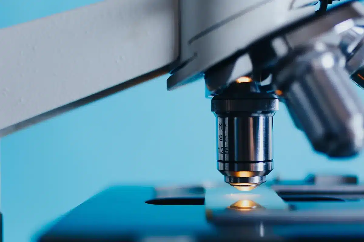Scientifique utilisant des instruments de mesure et d'analyse en laboratoire