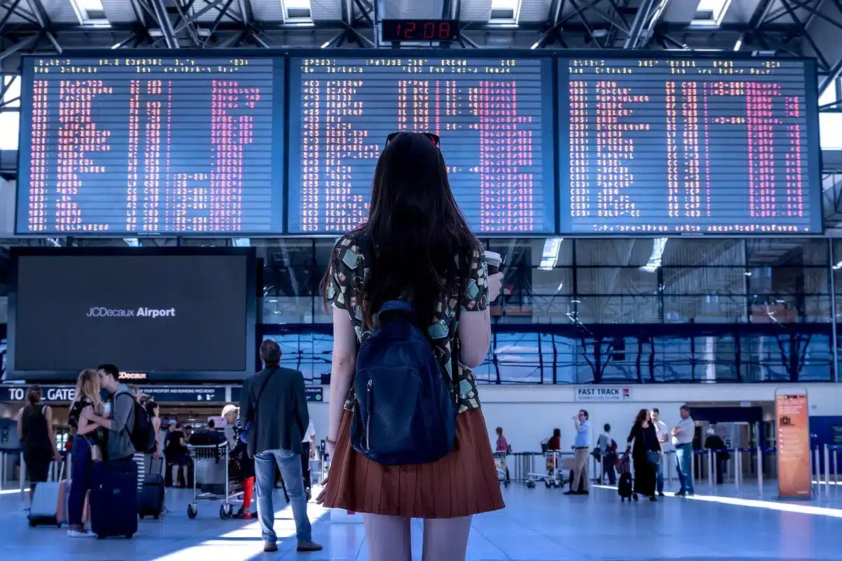 Salle d'attente d'aéroport avec voyageurs attendant un vol direct