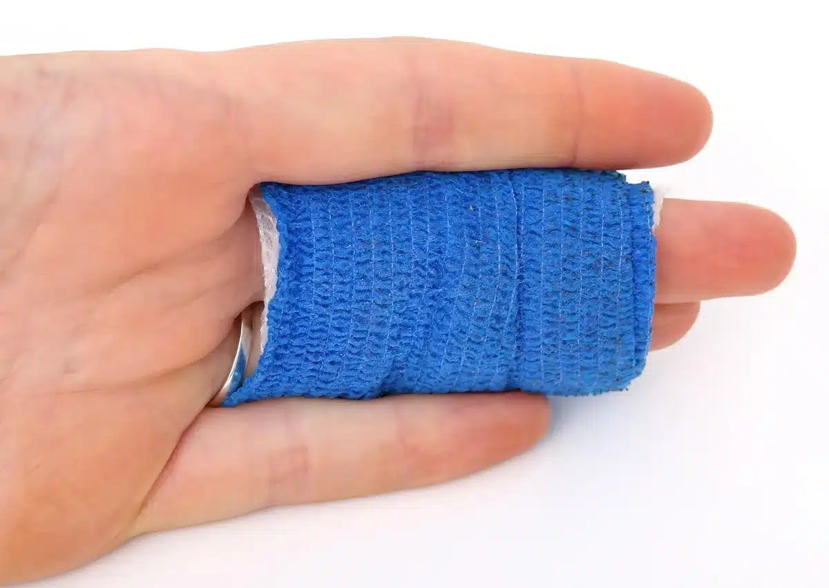 Trousse de premiers secours et bouée près d'une piscine