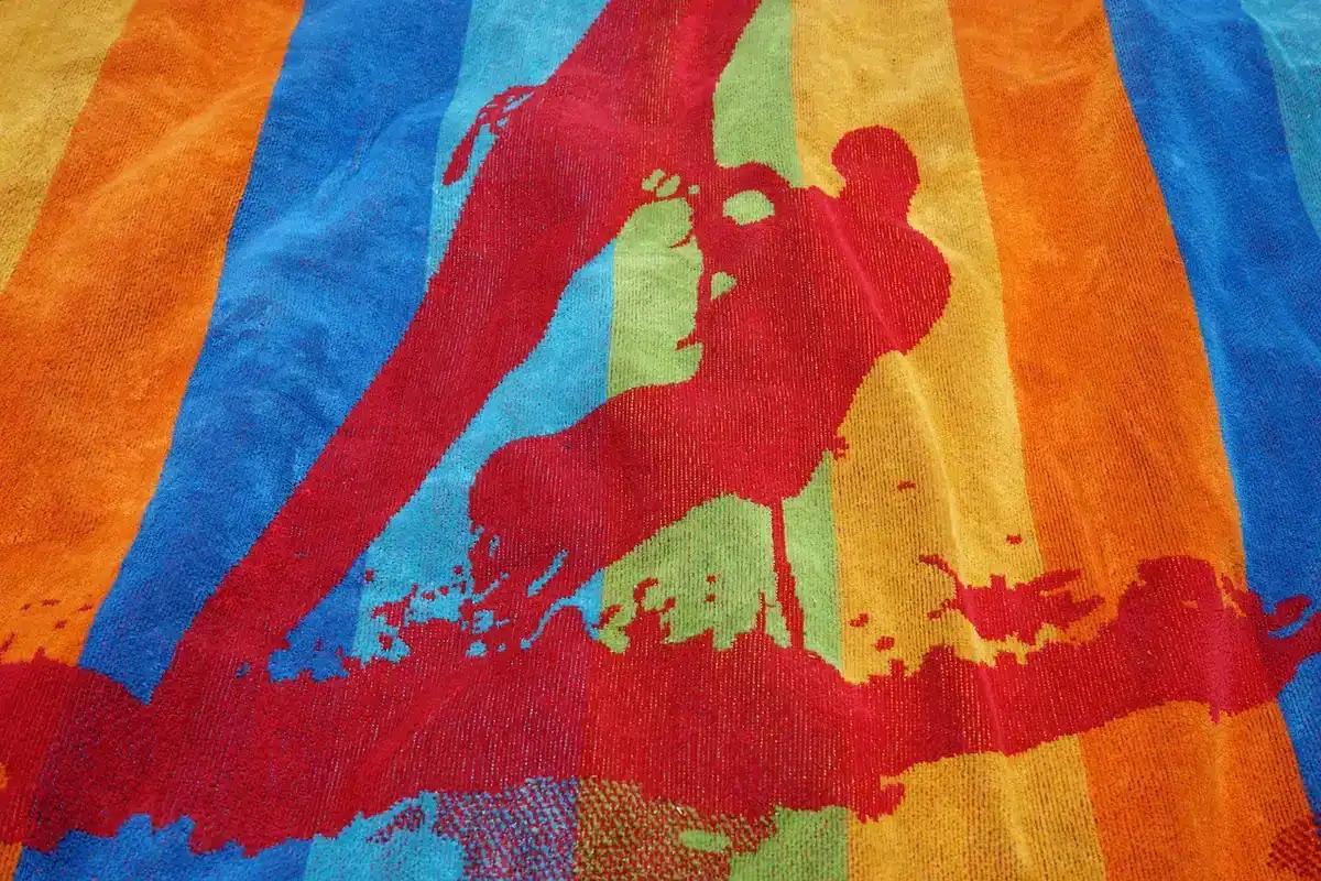 Sac de jour avec serviette, crème solaire et bouteille d'eau prêts pour une excursion