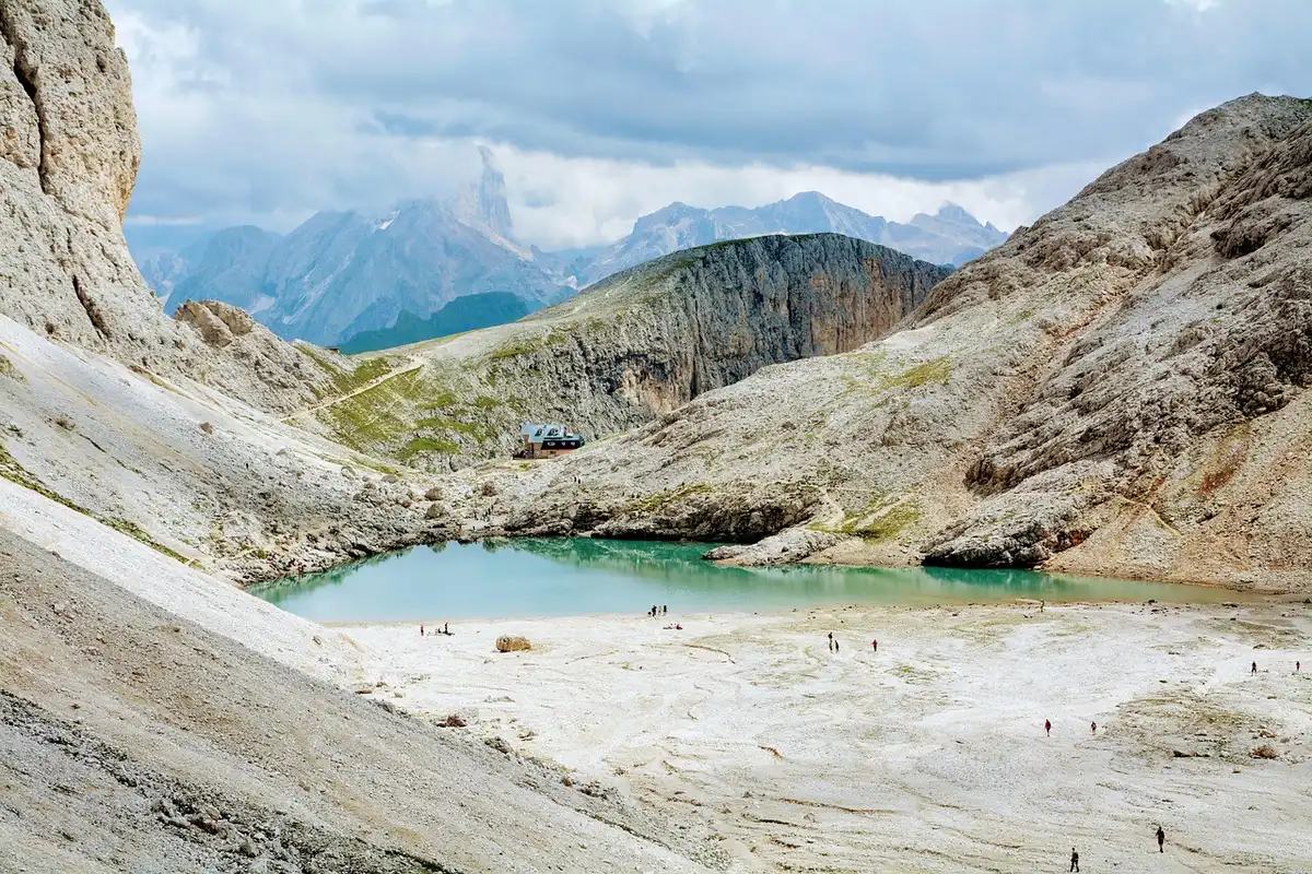 Sentier aménagé autour du lac de Lispach et tourbières en été