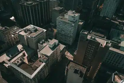 Rue animée du centre-ville de Toronto avec gratte-ciels, lac Ontario et passants multiculturels