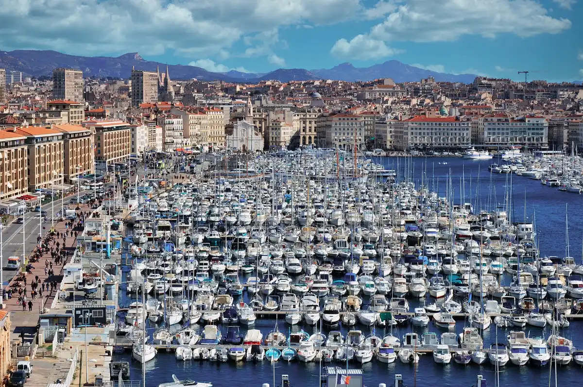 Étals du marché aux poissons au Vieux-Port de Marseille un matin