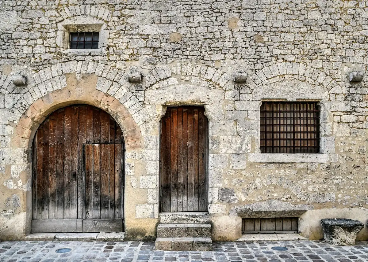 Ruelle pavée et façades colorées de la Vieille Ville de Tallinn
