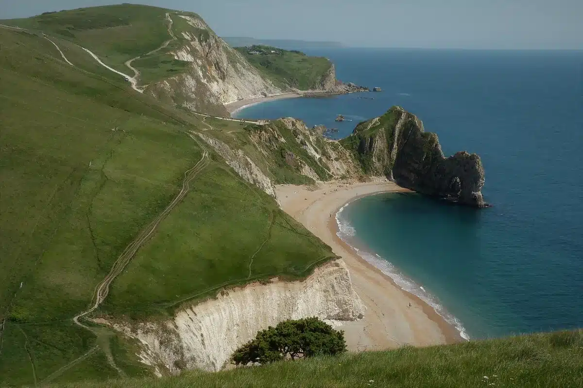 Voie cyclable le long du littoral avec vue sur la mer