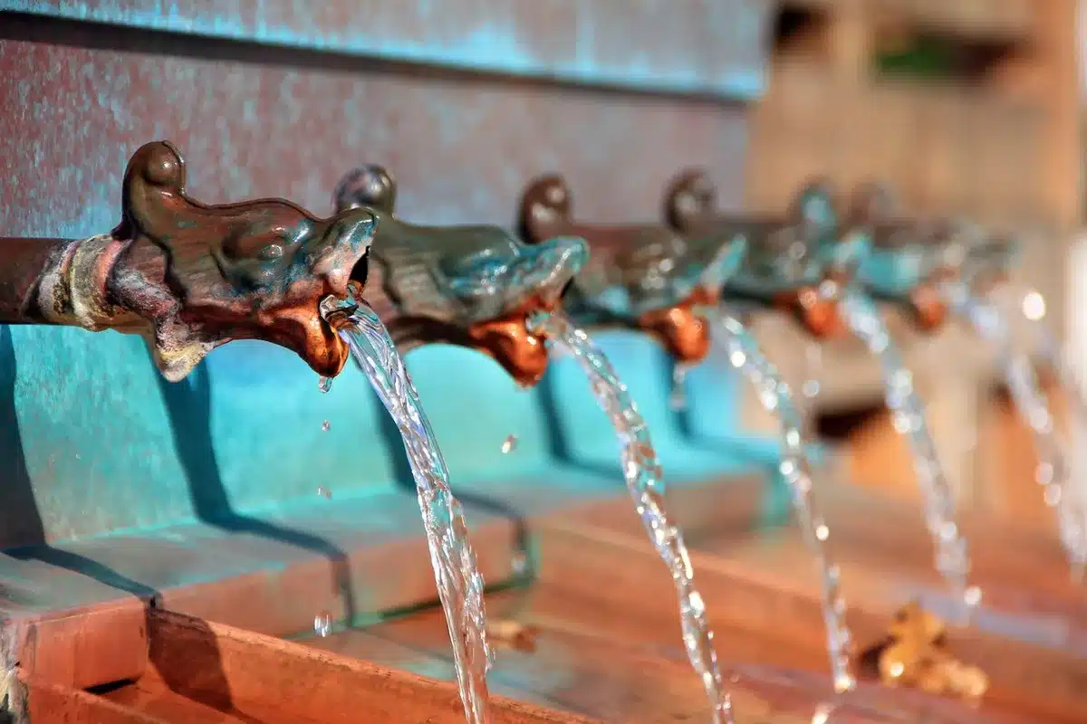 La Fontaine Moussue sur une petite place avec terrasses ensoleillées