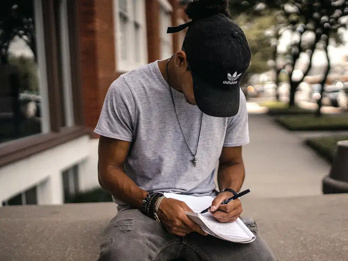 Auteur local prenant des notes sur un carnet en intérieur lumineux