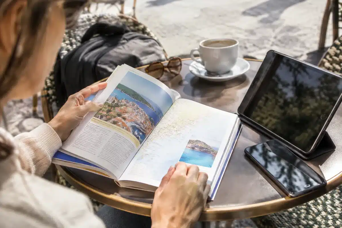 Comment choisir un guide de voyage : papier, en ligne ou sur tablette ?