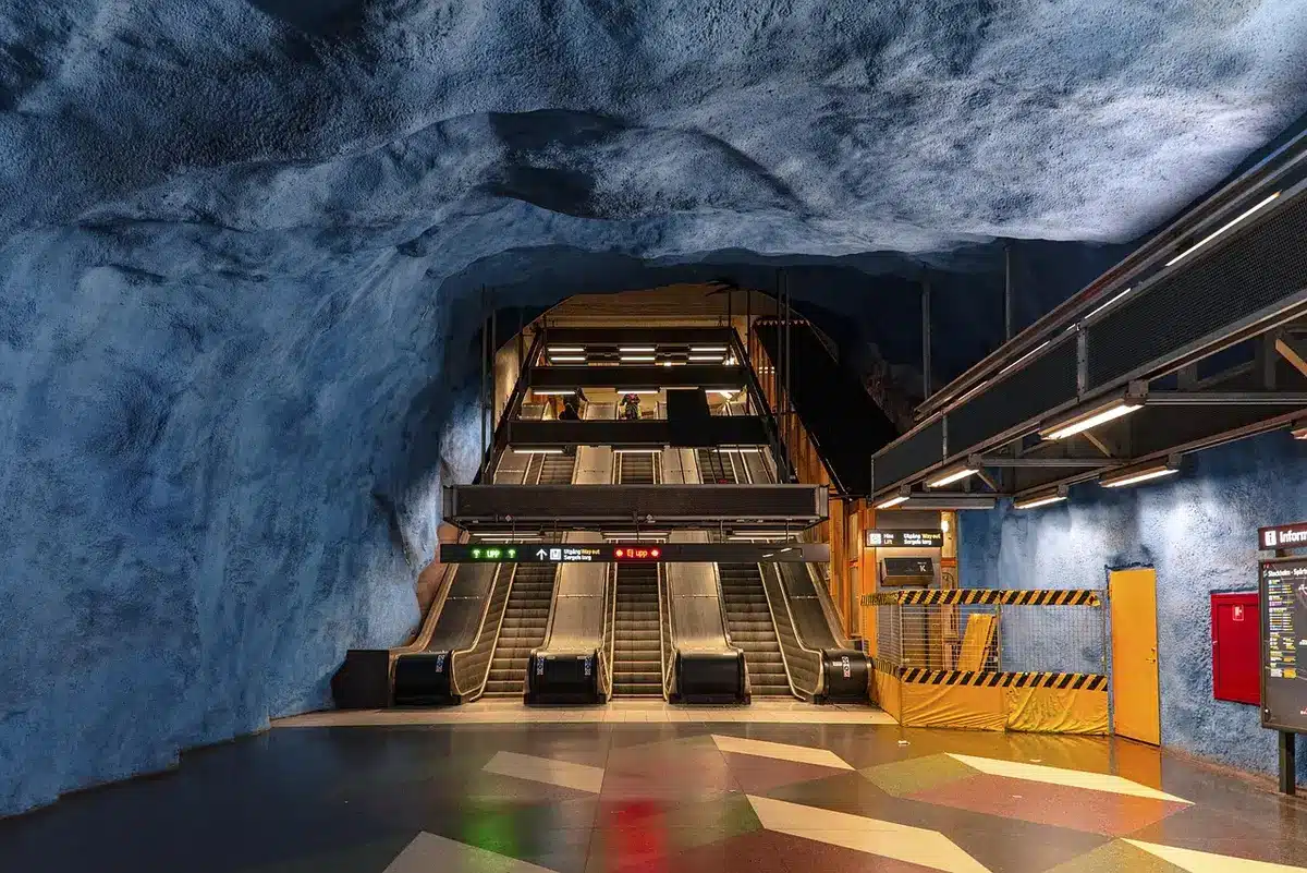 Voyageur consultent un plan sur un quai de métro en journée