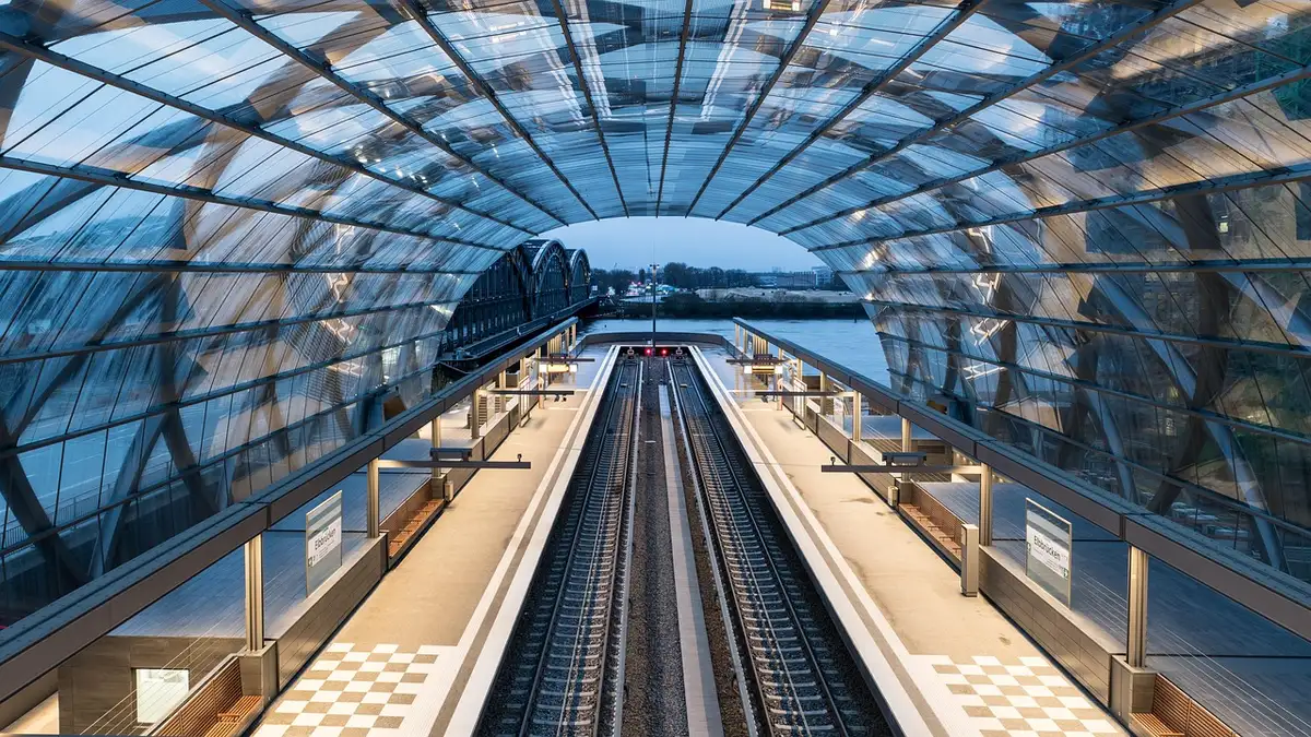 Machine à billets dans une station de métro tôt le matin