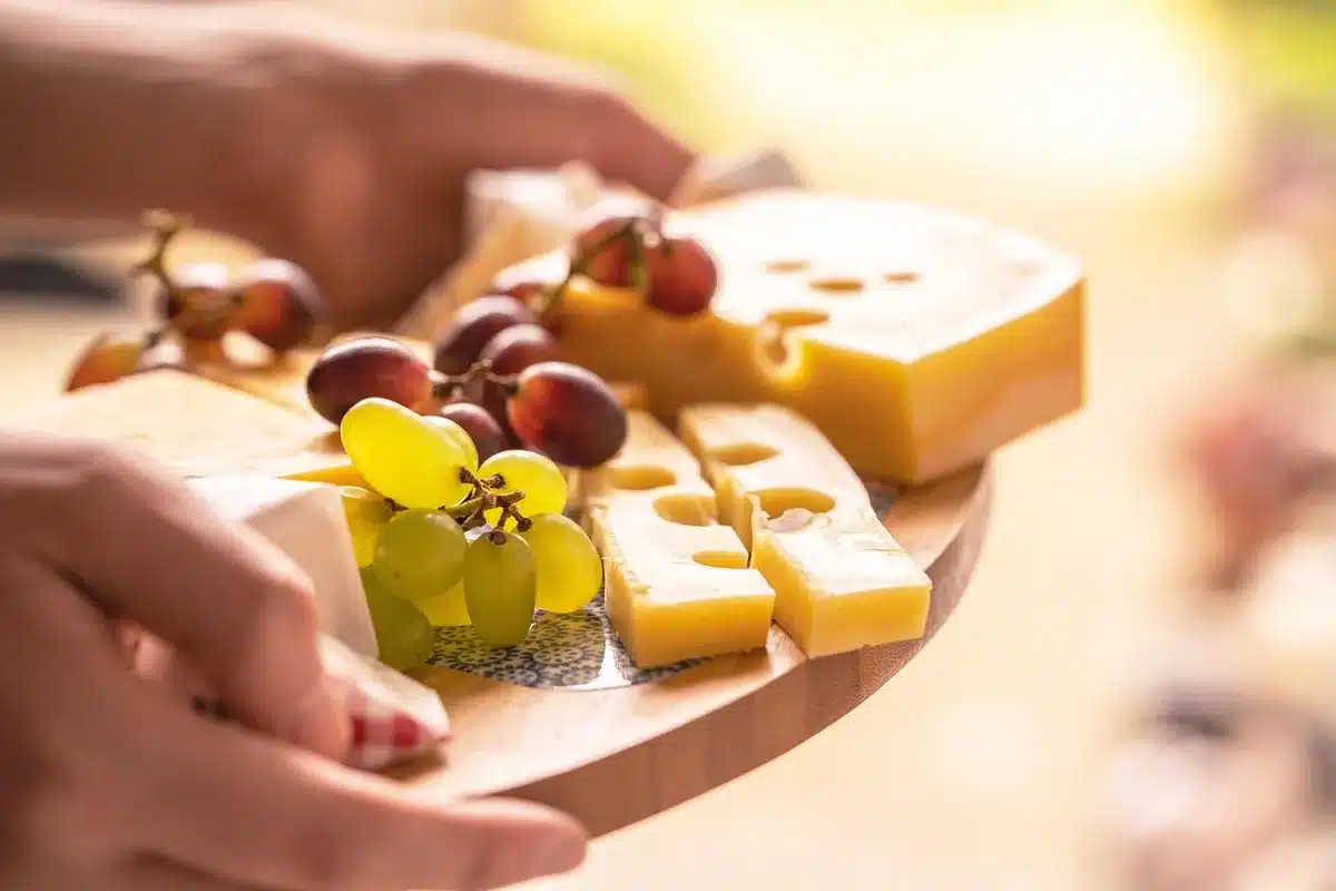 Intérieur d'une fromagerie artisanale avec meules en affinage