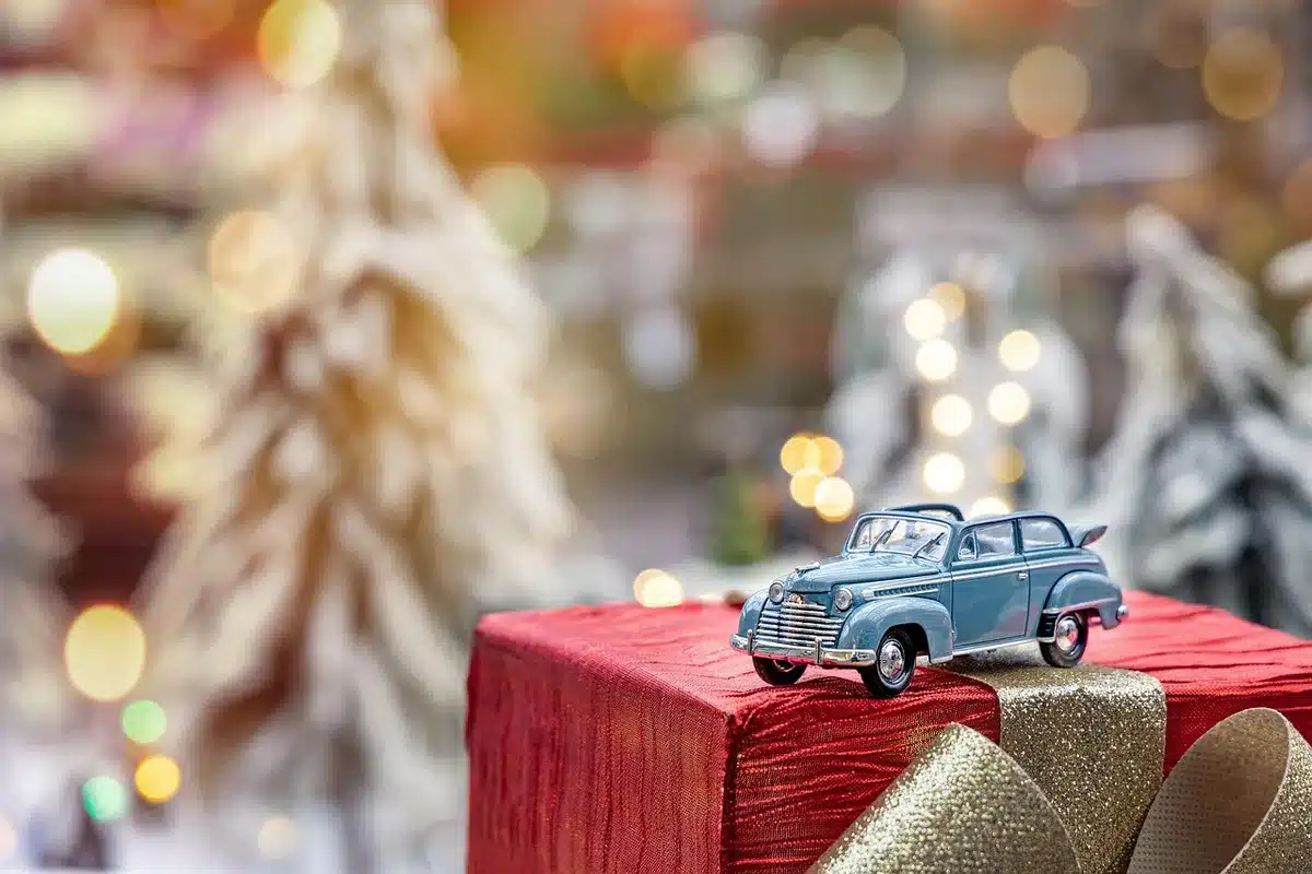 Calendrier et checklist de préparation de voiture posés sur une table