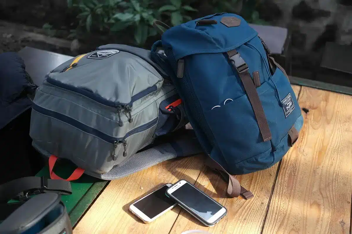 Sac à dos ouvert avec vêtements polyvalents et trousse de premiers soins
