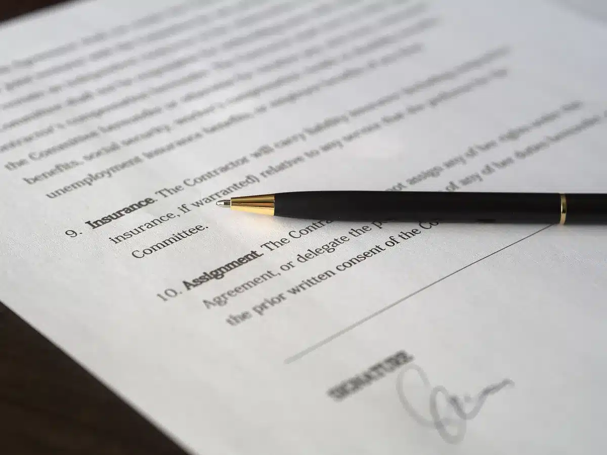 Documents d'assurance voyage posés sur une table lumineuse