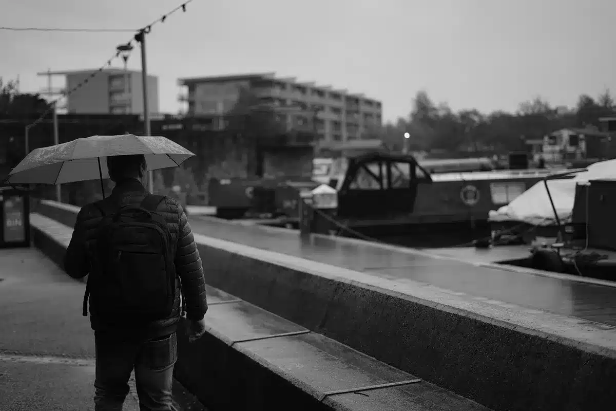 Personne consultant une carte lors d'une promenade urbaine