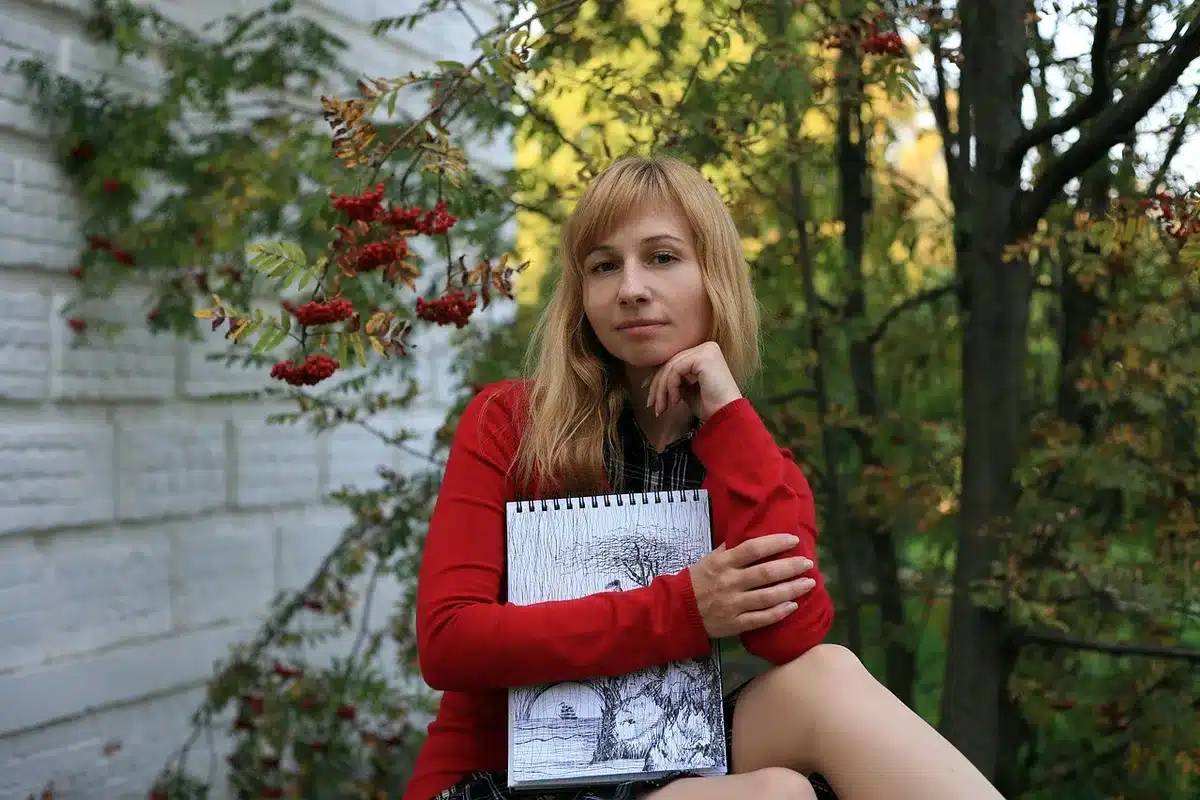 Carnet d’illustrations et crayons sur une table de travail