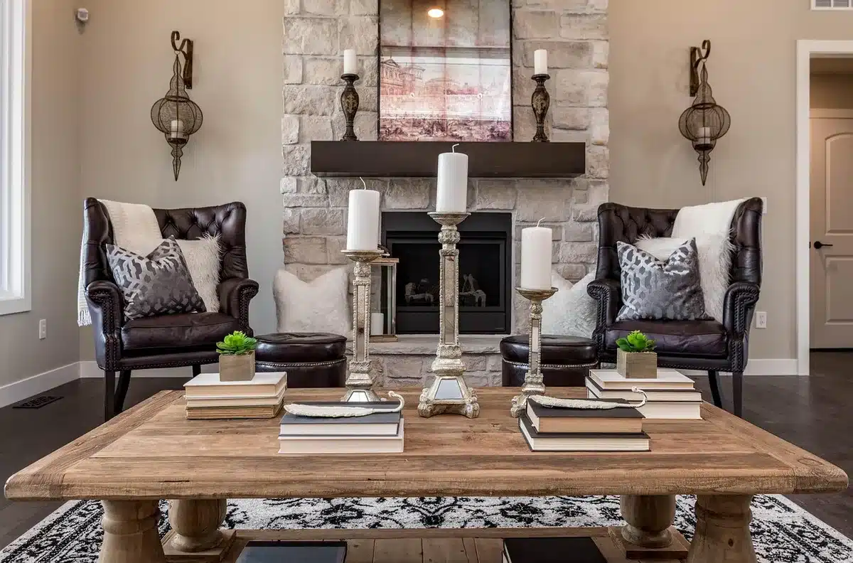 Salon de chalet spacieux avec canapé et cheminée
