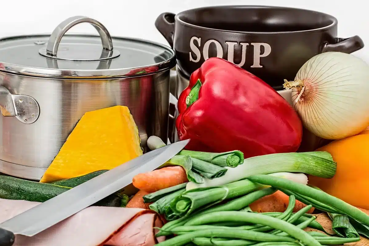 Cuisine de chalet bien équipée avec ustensiles
