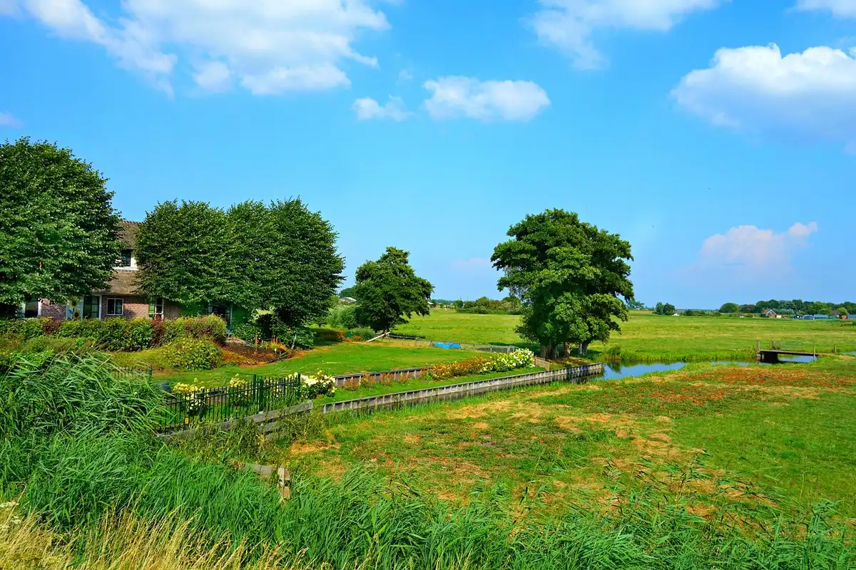Piste cyclable entre polders et lacs typiques des Pays-Bas