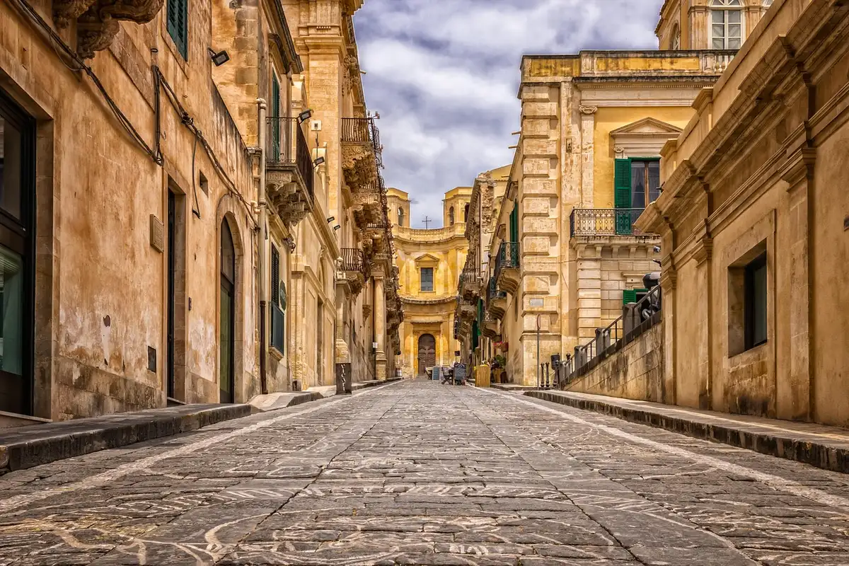 Rue historique de Copenhague avec passants et façades anciennes