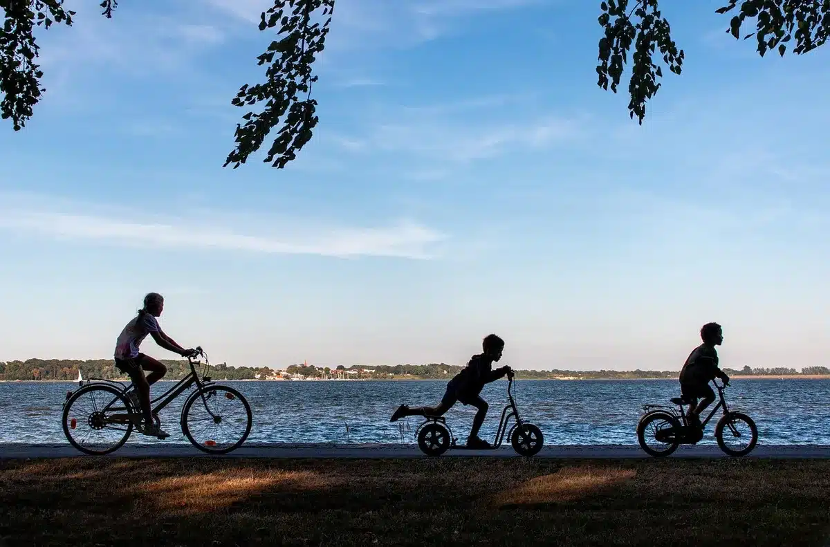 Piste cyclable à Copenhague avec cyclistes et bâtiments modernes