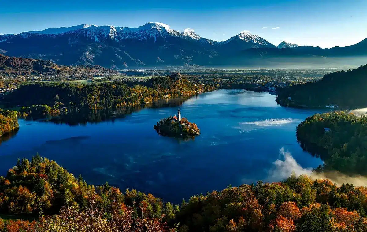 Vue du lac de Bled avec son îlot et l'église depuis la rive