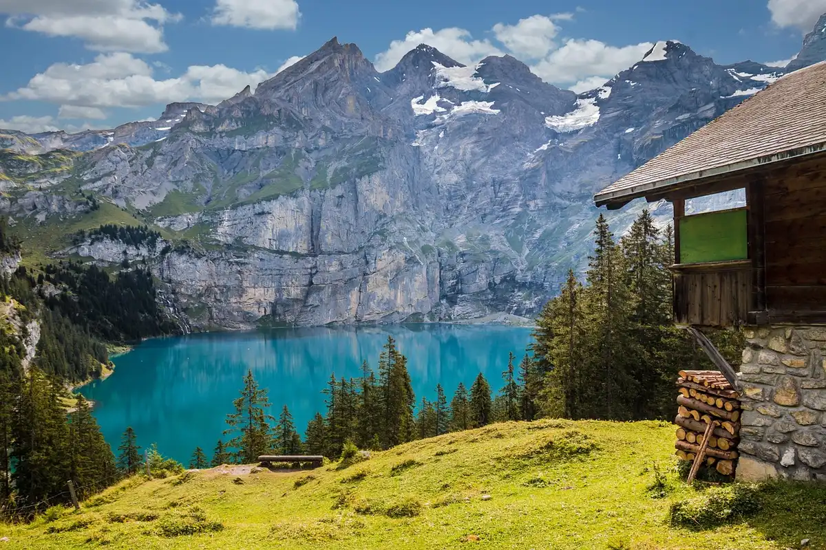 Prairie alpine de Velika Planina avec cabanes traditionnelles