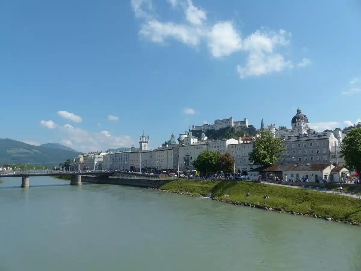 La forteresse Hohensalzburg perchée au‑dessus de Salzbourg, vue de jour
