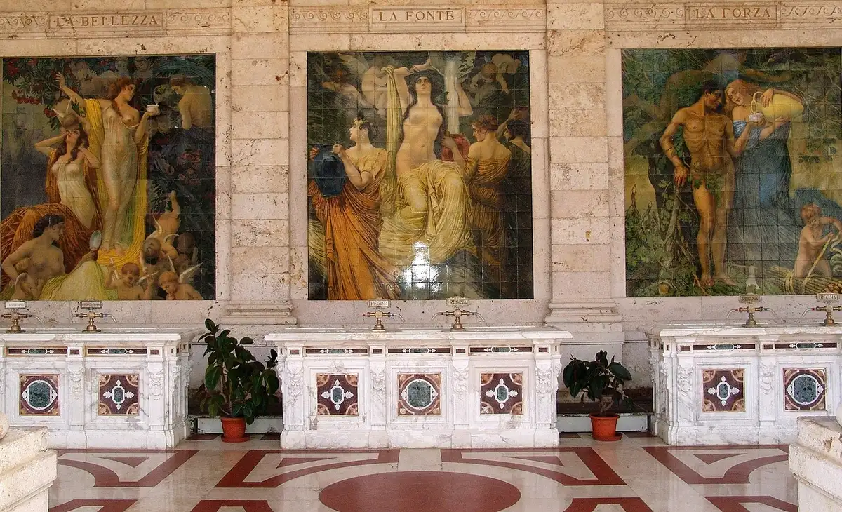 Grande salle de bains thermales historiques à Budapest baignée de lumière