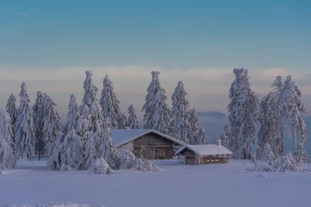 Rue ensoleillée à Zakopane avec maisons en bois et montagnes Tatras en arrière-plan