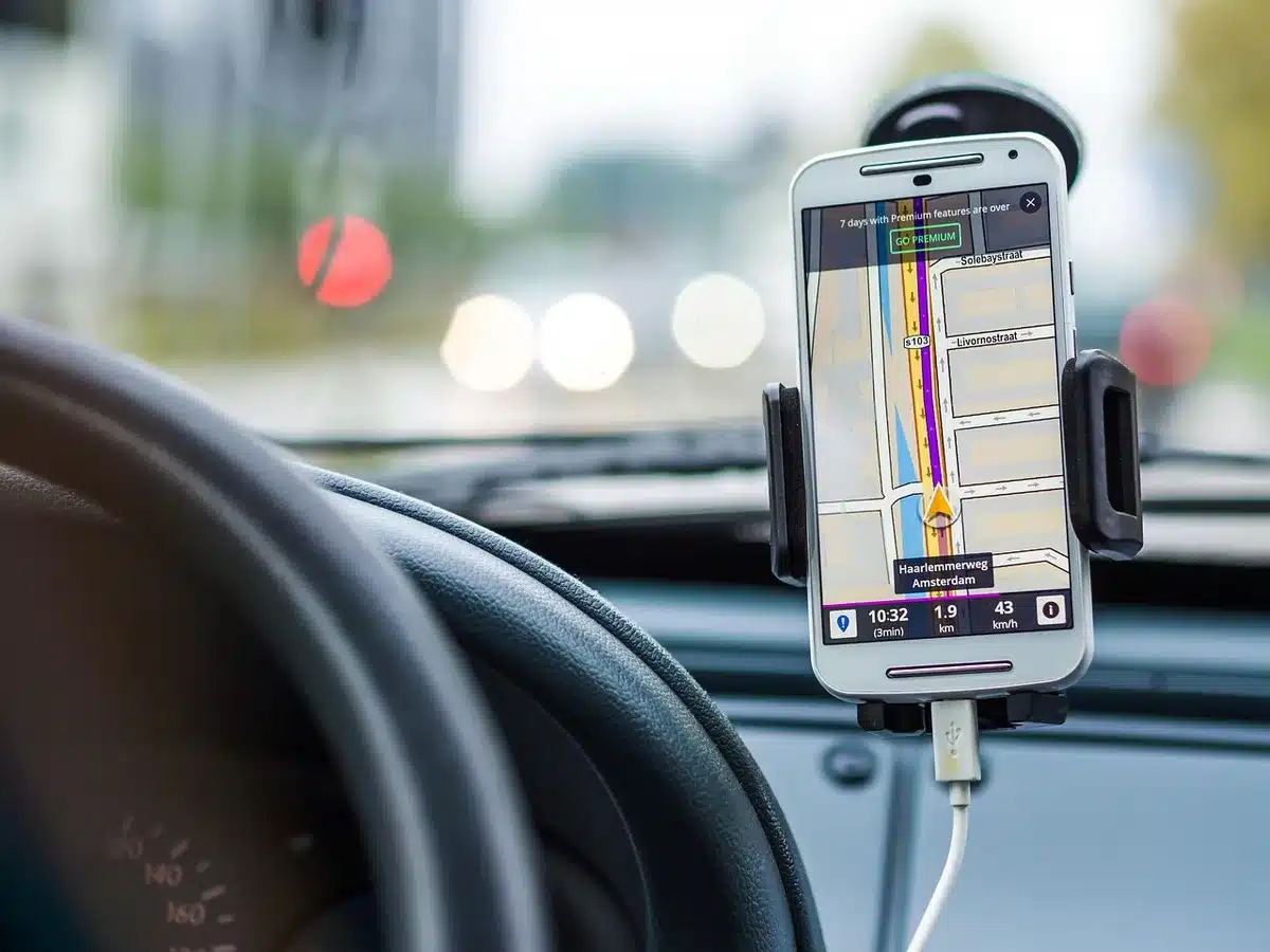 Smartphone avec espace de stockage affiché et carte SD à côté