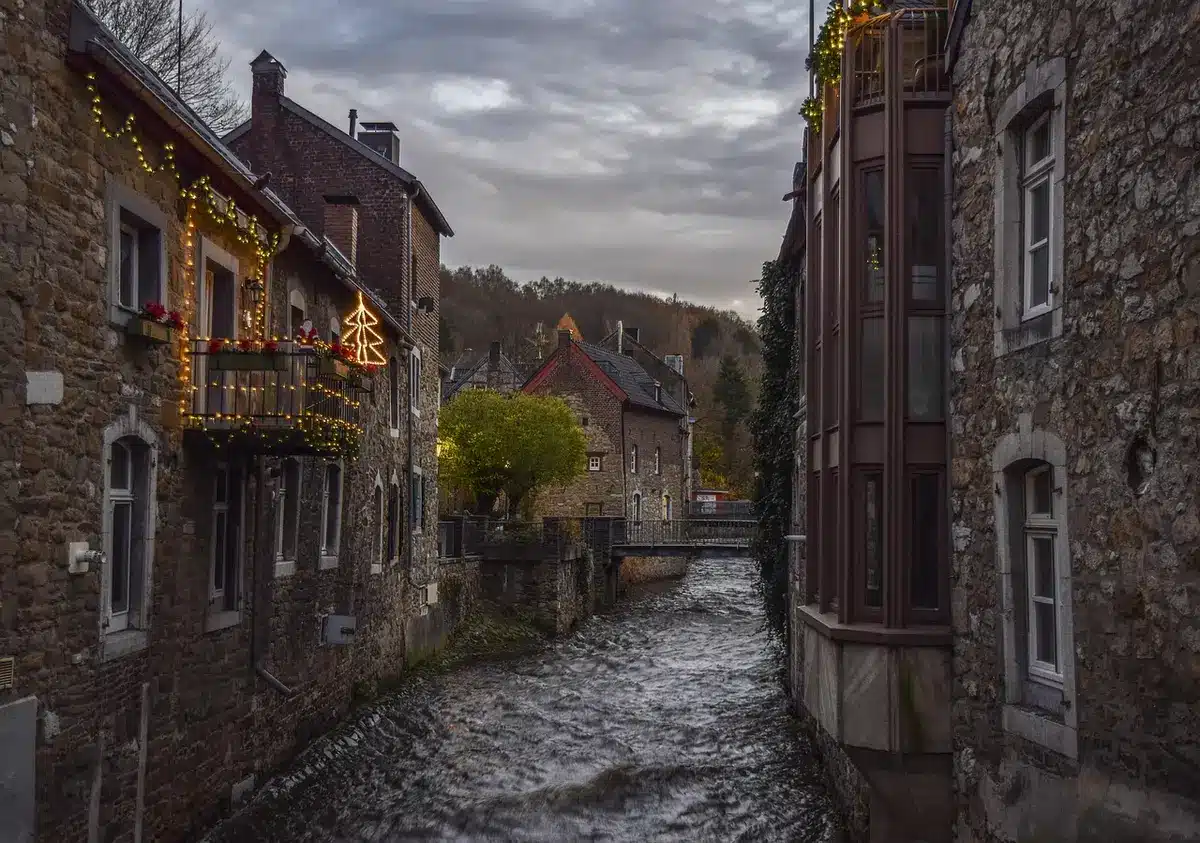 Place médiévale animée d'un marché de Noël européen avec stands et façades historiques