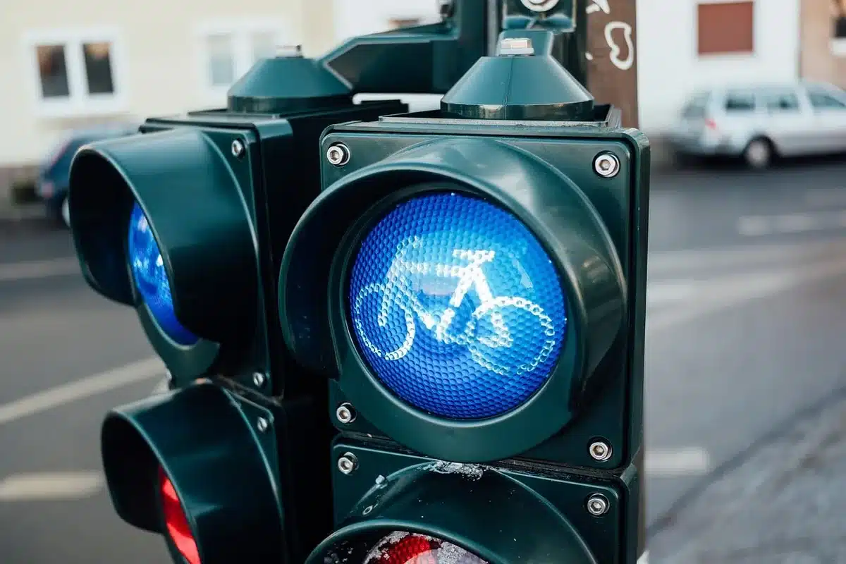 Piste cyclable à Amsterdam avec un vélo et le canal en arrière-plan