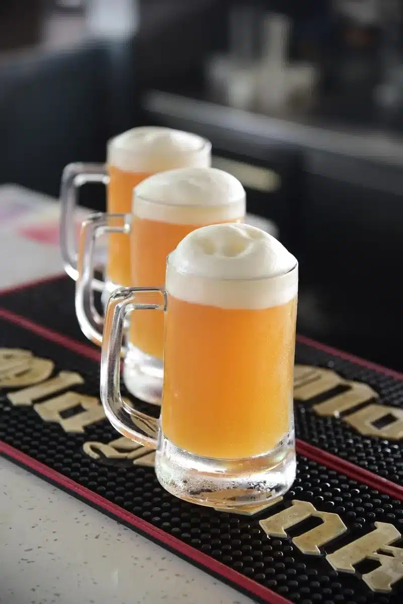 Intérieur chaleureux d'une microbrasserie à Amsterdam avec comptoir et verre de bière