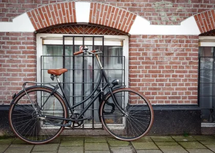 Cycliste anonyme près d'un canal d'Amsterdam en plein jour