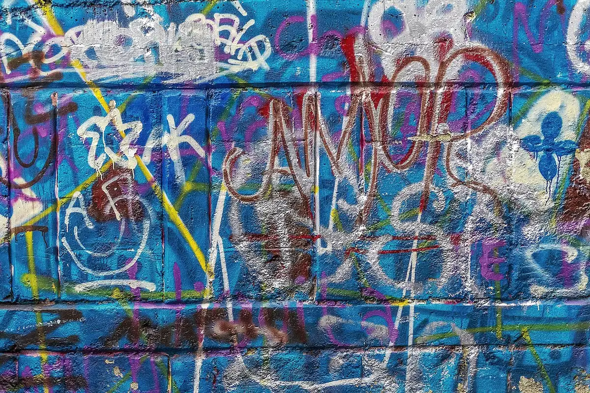 Mur de street art coloré dans une rue de Shoreditch
