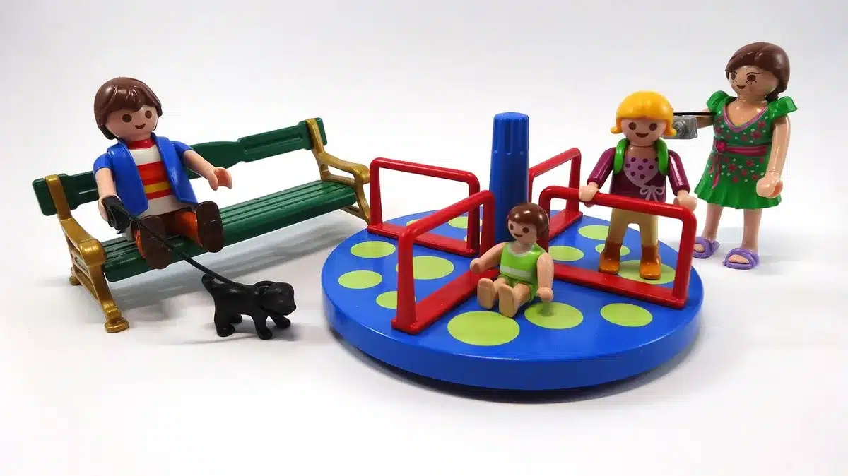 Aire de jeux et piscine d'hôtel pensée pour les enfants