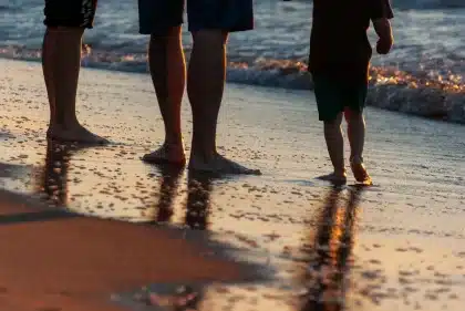 Plage en Tunisie avec transats et toboggan aquatique en arrière-plan, en plein jour